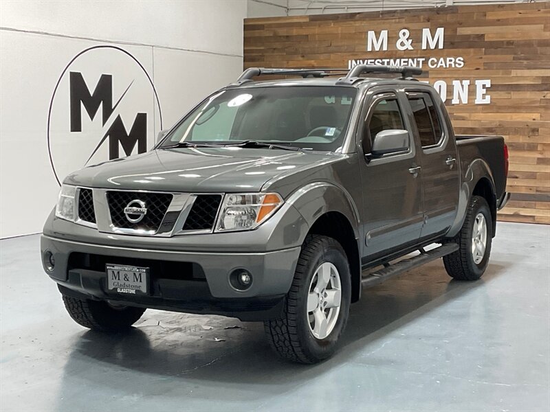 2005 Nissan Frontier LE Crew Cab 4X4 / 4.0L V6 / 1-OWNER LOCAL  / ZERO RUST /Backup Camera / Towing Pkg/  103K MILES - Photo 1 - Gladstone, OR 97027