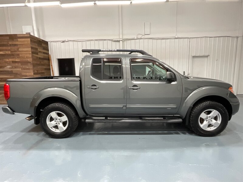 2005 Nissan Frontier LE Crew Cab 4X4 / 4.0L V6 / 1-OWNER LOCAL  / ZERO RUST /Backup Camera / Towing Pkg/  103K MILES - Photo 4 - Gladstone, OR 97027