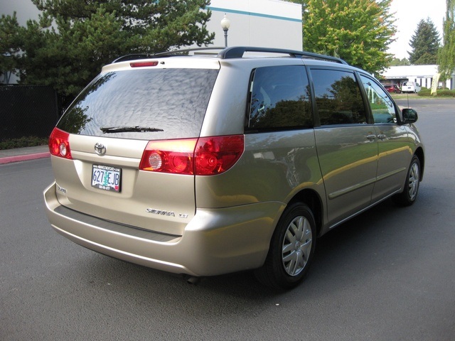 2008 Toyota Sienna LE Captain Chairs/8-Passengers/Power Door/ 1-Owner