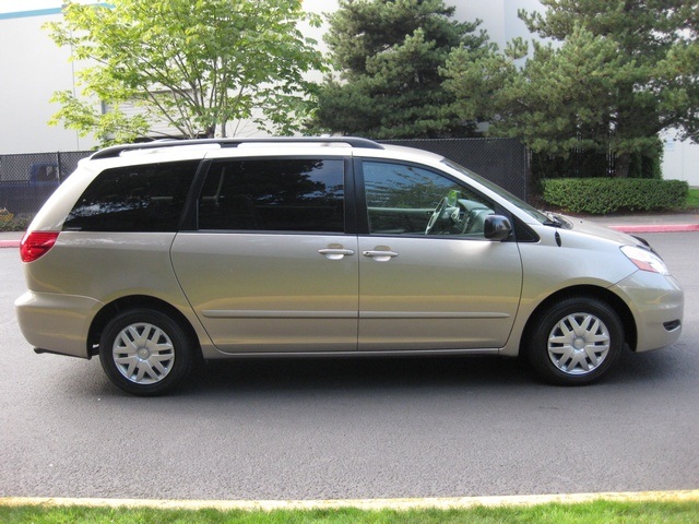 2008 Toyota Sienna LE Captain Chairs/8-Passengers/Power Door/ 1-Owner