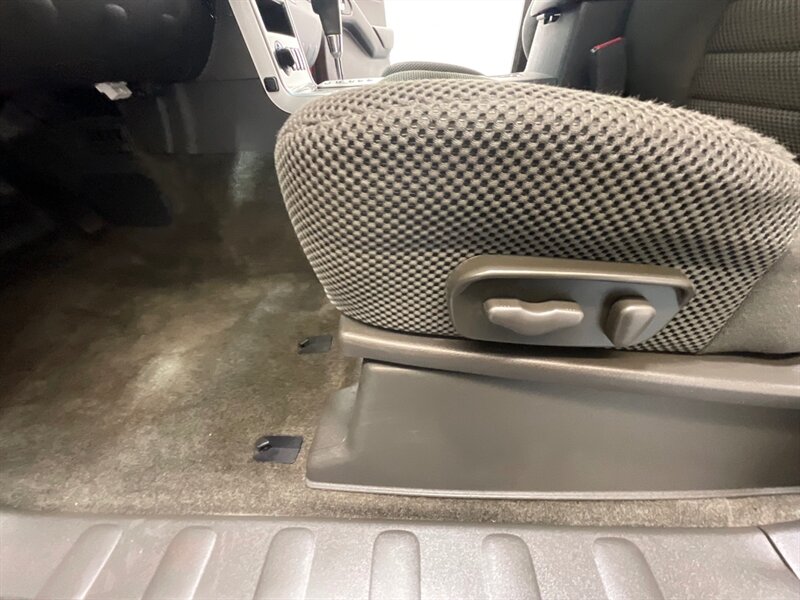 2012 Nissan Pathfinder SV Sport Utility 4X4 / 3RD ROW SEAT / V6 /Backup Camera / Towing Pkg - Photo 35 - Gladstone, OR 97027