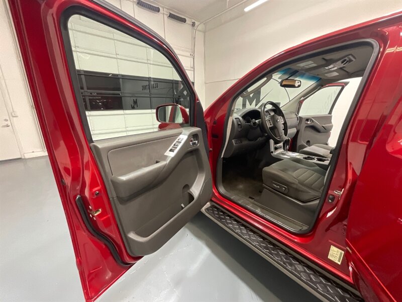 2012 Nissan Pathfinder SV Sport Utility 4X4 / 3RD ROW SEAT / V6 /Backup Camera / Towing Pkg - Photo 31 - Gladstone, OR 97027