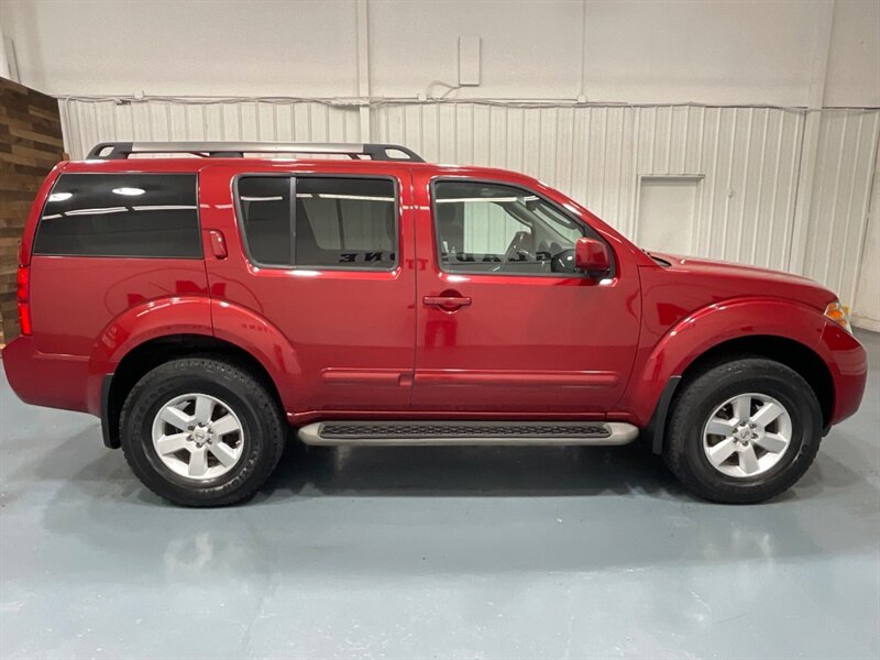 2012 Nissan Pathfinder SV Sport Utility 4X4 / 3RD ROW SEAT / V6 /Backup Camera / Towing Pkg - Photo 4 - Gladstone, OR 97027