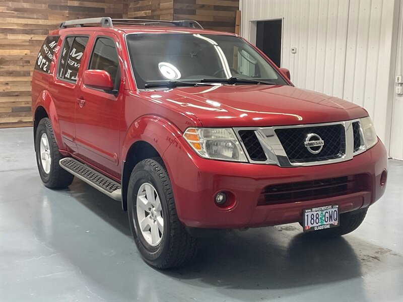 2012 Nissan Pathfinder SV Sport Utility 4X4 / 3RD ROW SEAT / V6 /Backup Camera / Towing Pkg - Photo 2 - Gladstone, OR 97027