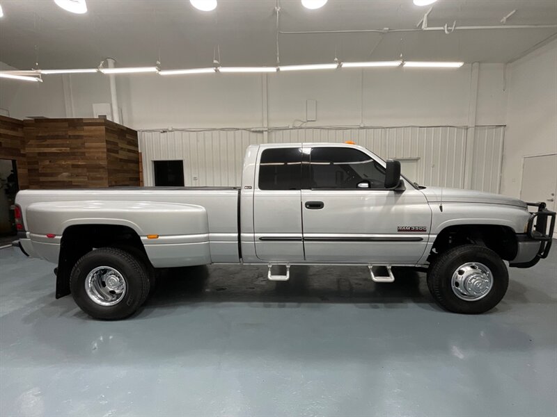 2002 Dodge Ram 3500 SLT Laramie Quad Cab 4X4 / 5.9L DIESEL / DUALLY  / LONG BED / DUALLY / BRAND NEW TIRES / ZERO RUST / ONLY 100K MILES - Photo 4 - Gladstone, OR 97027