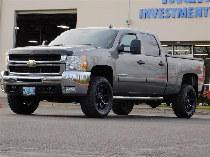 2007 Chevrolet Silverado 2500 LT Crew Cab 4X4 / 6.0L V8 / Z71 79,000 MILES