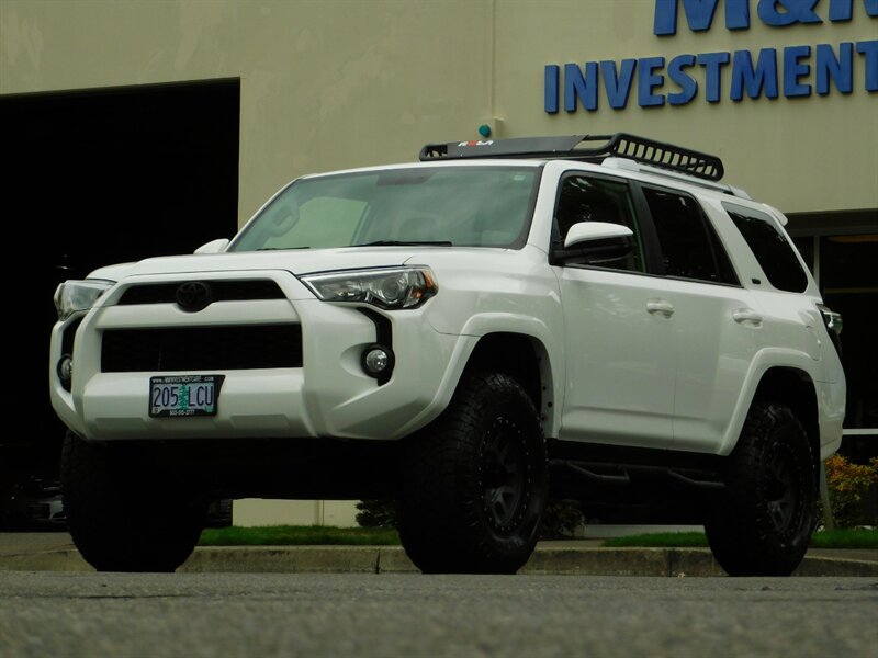 2017 Toyota 4Runner SR5 4X4 Sport Utility 3rd Row Seat / Navi/ LIFTED - Photo 1 - Portland, OR 97217