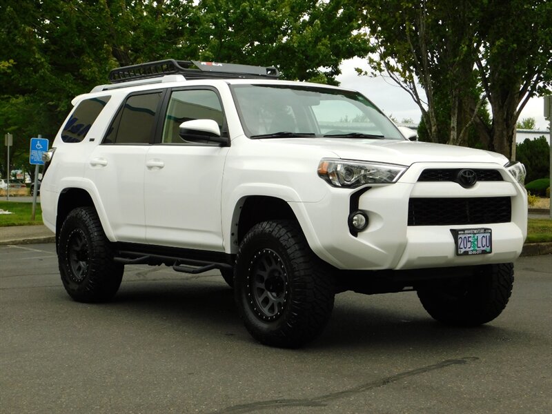 2017 Toyota 4Runner SR5 4X4 Sport Utility 3rd Row Seat / Navi/ LIFTED - Photo 2 - Portland, OR 97217