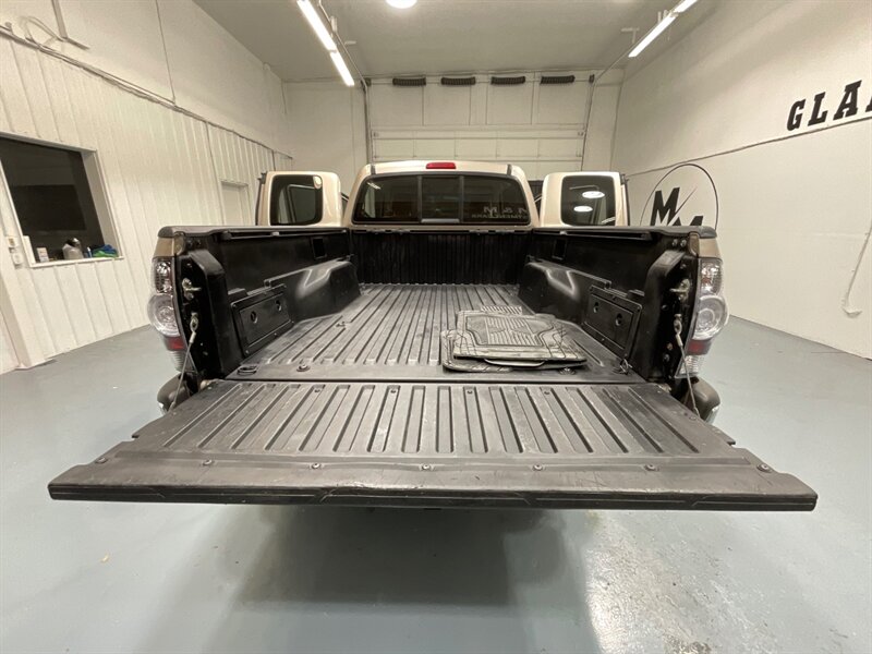2007 Toyota Tacoma V6 SR5 Access Cab 4X4 / 6-SPEED MANUAL / 6-Ft Bed / LOCAL TRUCK w. ZERO RUST - Photo 10 - Gladstone, OR 97027