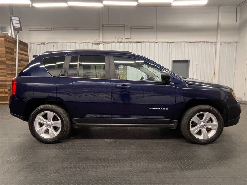 2012 Jeep Compass Latitude Sport Utility 4X4 / Heated Seats / CLEAN   - Photo 4 - Gladstone, OR 97027