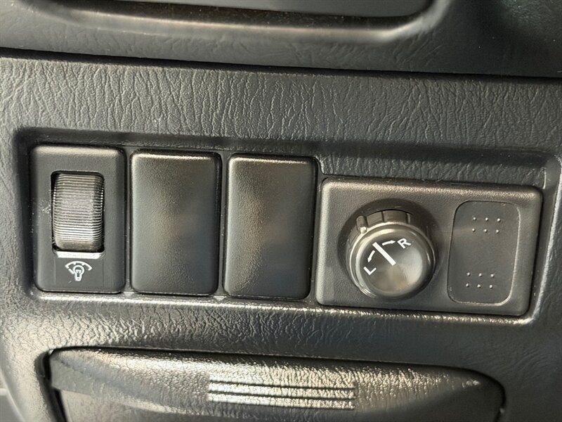 2002 Nissan Pathfinder SE Sport Utility 4X4 / 1-OWNER LOCAL / LOW MILES / Sunroof / ZERO RUST - Photo 36 - Gladstone, OR 97027