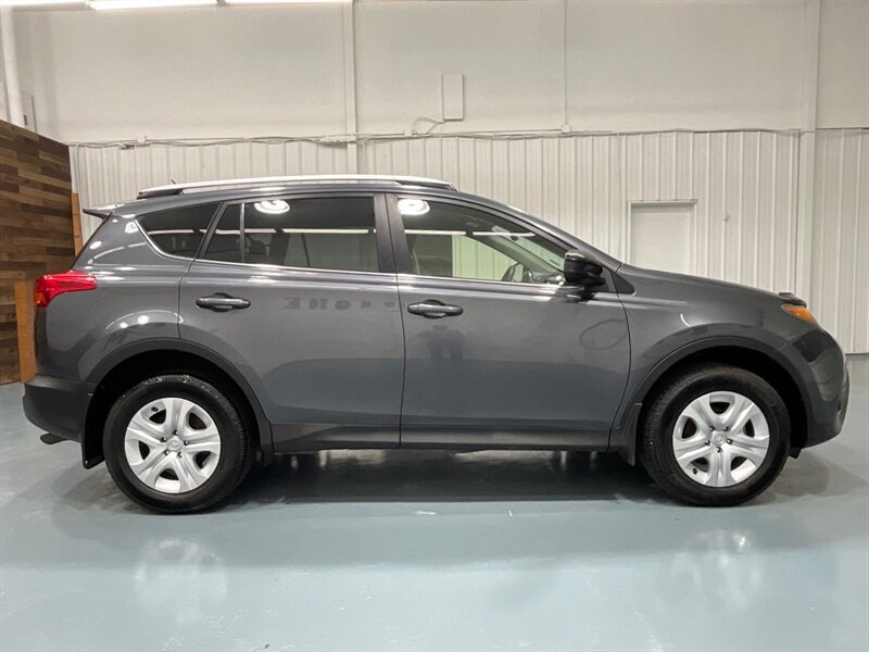 2014 Toyota RAV4 LE Sport Utility AWD / 2.5L 4Cyl / Backup Camera  / Local SUV w. ZERO RUST - Photo 4 - Gladstone, OR 97027