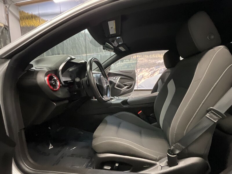 2019 Chevrolet Camaro LT Coupe / 3.6 V6 / RS PKG /  21,000 MILES  LOCAL CAR / Backup Camera / SHARP & CLEAN !! - Photo 14 - Gladstone, OR 97027