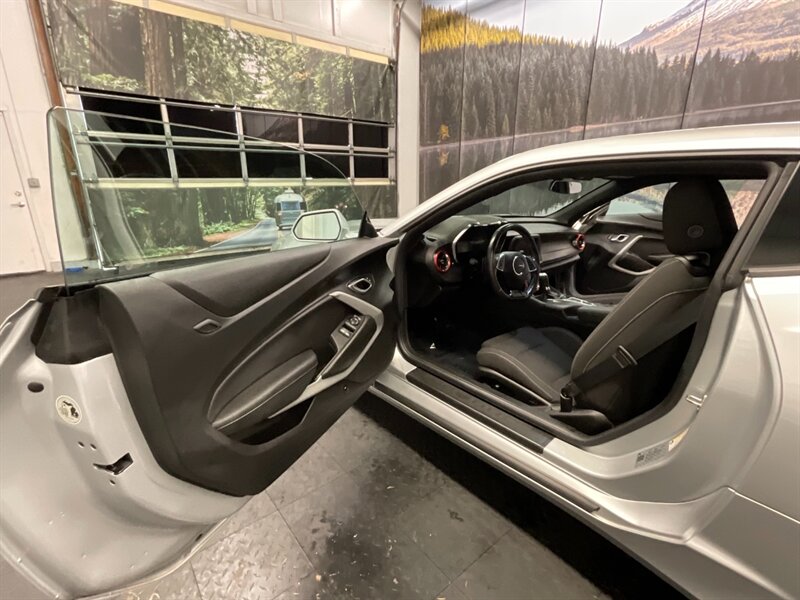 2019 Chevrolet Camaro LT Coupe / 3.6 V6 / RS PKG /  21,000 MILES  LOCAL CAR / Backup Camera / SHARP & CLEAN !! - Photo 13 - Gladstone, OR 97027