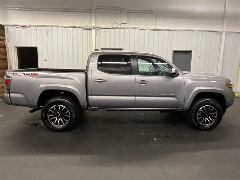 2021 Toyota Tacoma TRD Sport Double Cab 4X4 /V6 /1-Owner / 6,000 MILE  LOCAL OREGON TRUCK / LIKE NEW CONDITION / SHARP & CLEAN !! - Photo 4 - Gladstone, OR 97027