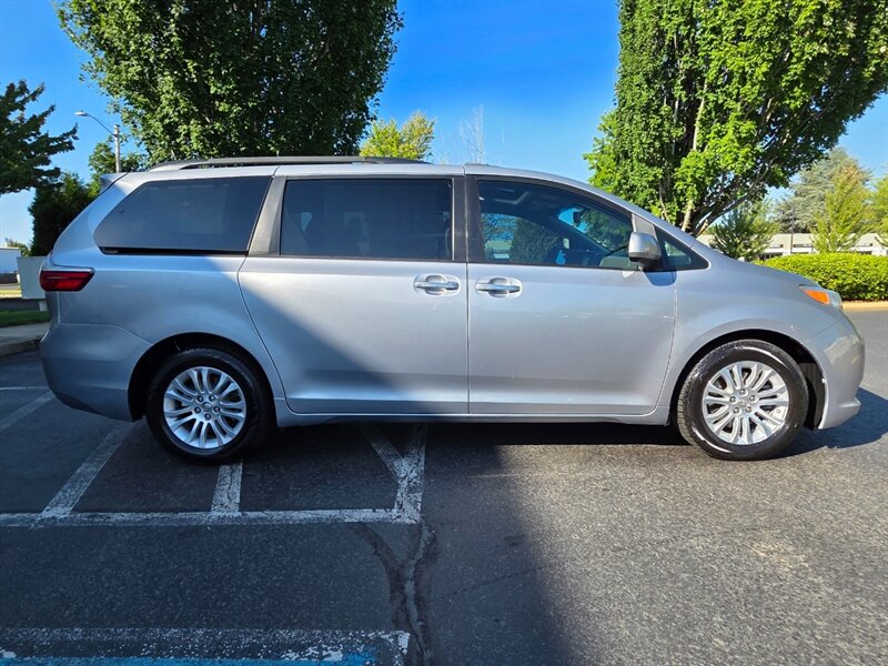 2016 Toyota Sienna Minivan V6 / Leather / Sun Roof / CAM / 1-OWNER / Power Doors / Excellent Condition - Photo 4 - Portland, OR 97217