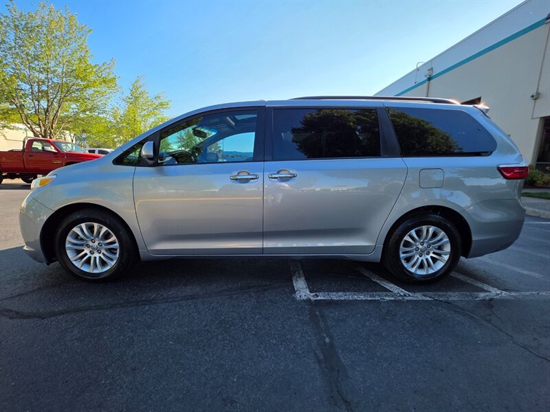 2016 Toyota Sienna Minivan V6 / Leather / Sun Roof / CAM / 1-OWNER / Power Doors / Excellent Condition - Photo 3 - Portland, OR 97217