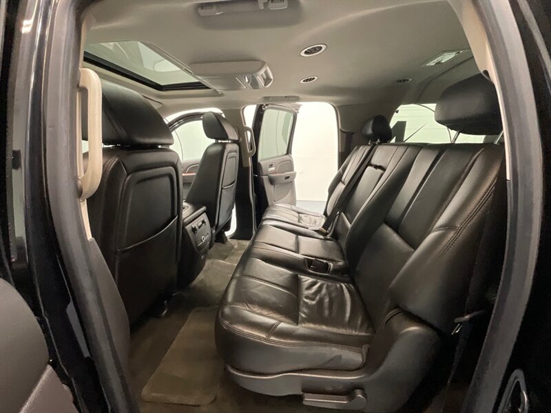 2007 GMC Yukon XL SLT 2500 4X4 / 6.0L V8 / 1-OWNER / FULLYLOADED / LOCAL OREGON SUV / ZERO RUST / Leather Heated Seats / DVD Player - Photo 10 - Gladstone, OR 97027