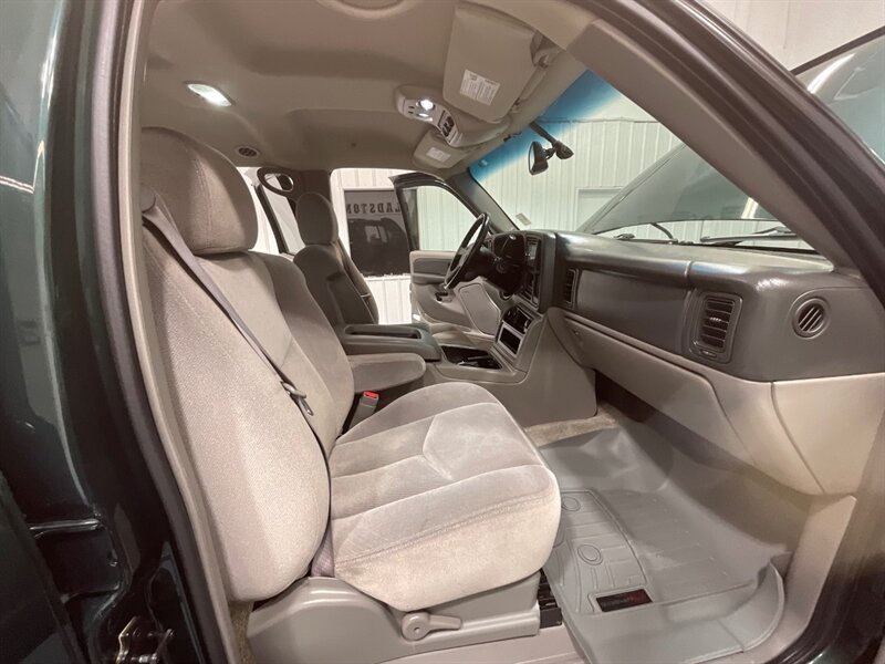 2003 GMC Yukon XL 2500 SLE 4X4 / 6.0L V8 / 1-OWNER / LIFTED  / BRAND NEW TIRES / Backup Camera / 3RD ROW SEAT / ZERO RUST - Photo 14 - Gladstone, OR 97027