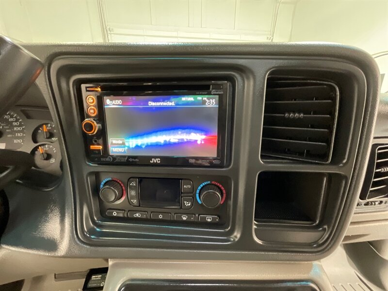 2003 GMC Yukon XL 2500 SLE 4X4 / 6.0L V8 / 1-OWNER / LIFTED  / BRAND NEW TIRES / Backup Camera / 3RD ROW SEAT / ZERO RUST - Photo 17 - Gladstone, OR 97027