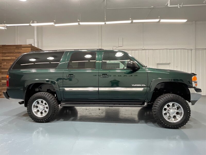 2003 GMC Yukon XL 2500 SLE 4X4 / 6.0L V8 / 1-OWNER / LIFTED  / BRAND NEW TIRES / Backup Camera / 3RD ROW SEAT / ZERO RUST - Photo 4 - Gladstone, OR 97027