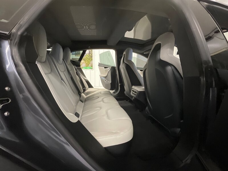 2016 Tesla Model S 90D Sedan AWD / Pano Roof / Leather / AUTO PILOT  / Leather & Heated seats / Smart Suspension / Power Tail Gate / 79,000 MILES - Photo 16 - Gladstone, OR 97027