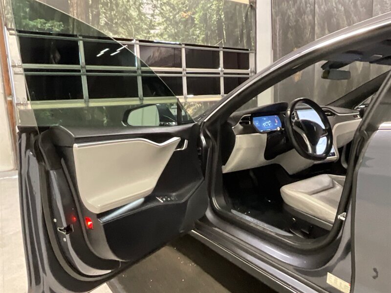 2016 Tesla Model S 90D Sedan AWD / Pano Roof / Leather / AUTO PILOT  / Leather & Heated seats / Smart Suspension / Power Tail Gate / 79,000 MILES - Photo 13 - Gladstone, OR 97027