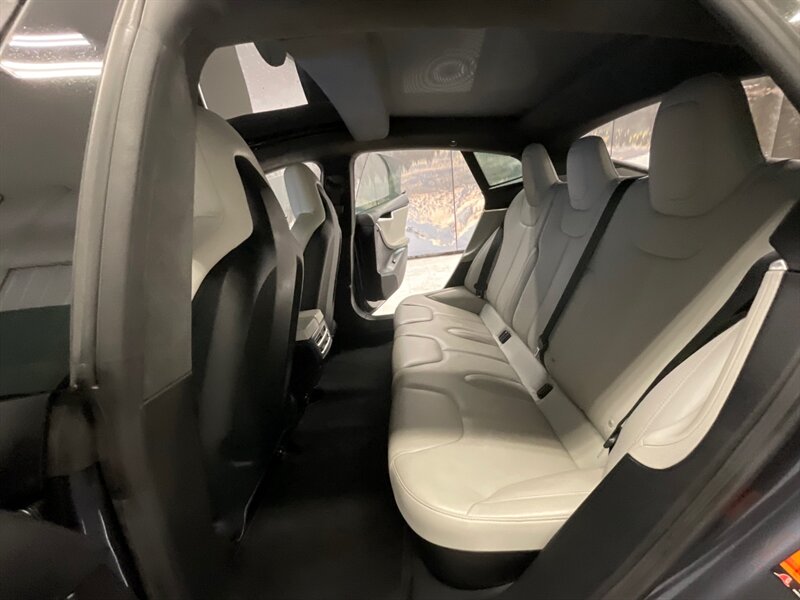 2016 Tesla Model S 90D Sedan AWD / Pano Roof / Leather / AUTO PILOT  / Leather & Heated seats / Smart Suspension / Power Tail Gate / 79,000 MILES - Photo 15 - Gladstone, OR 97027