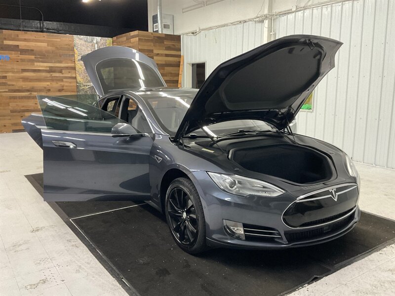 2016 Tesla Model S 90D Sedan AWD / Pano Roof / Leather / AUTO PILOT  / Leather & Heated seats / Smart Suspension / Power Tail Gate / 79,000 MILES - Photo 29 - Gladstone, OR 97027