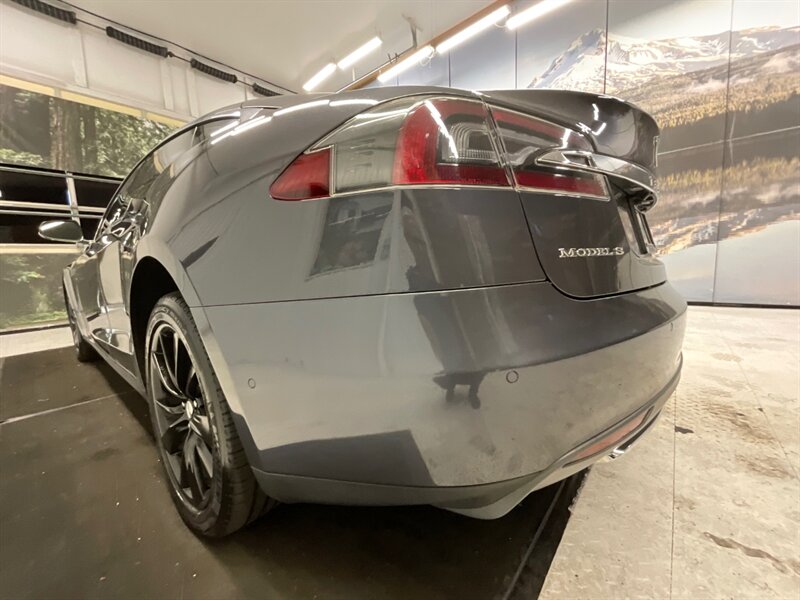 2016 Tesla Model S 90D Sedan AWD / Pano Roof / Leather / AUTO PILOT  / Leather & Heated seats / Smart Suspension / Power Tail Gate / 79,000 MILES - Photo 10 - Gladstone, OR 97027