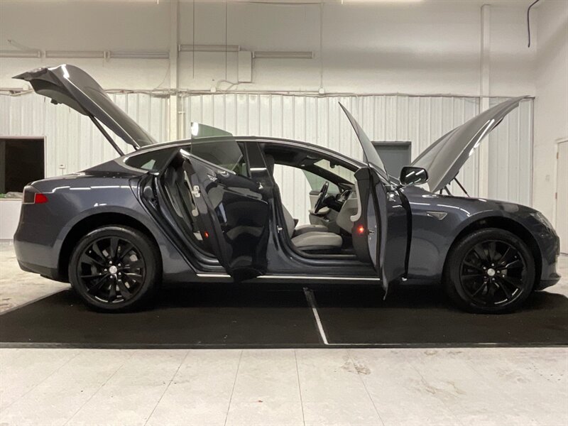 2016 Tesla Model S 90D Sedan AWD / Pano Roof / Leather / AUTO PILOT  / Leather & Heated seats / Smart Suspension / Power Tail Gate / 79,000 MILES - Photo 30 - Gladstone, OR 97027