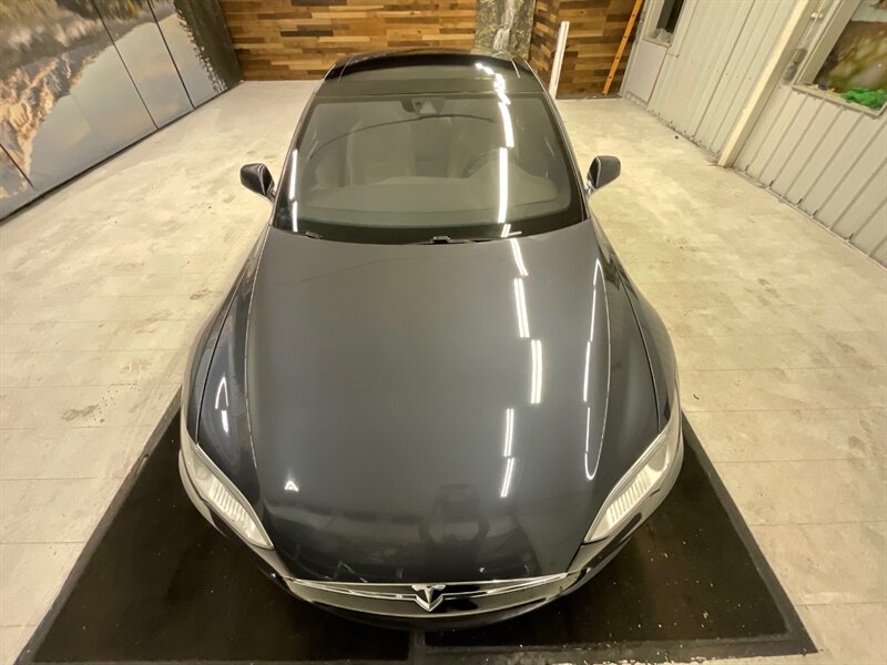 2016 Tesla Model S 90D Sedan AWD / Pano Roof / Leather / AUTO PILOT  / Leather & Heated seats / Smart Suspension / Power Tail Gate / 79,000 MILES - Photo 11 - Gladstone, OR 97027