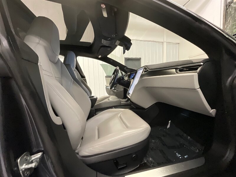 2016 Tesla Model S 90D Sedan AWD / Pano Roof / Leather / AUTO PILOT  / Leather & Heated seats / Smart Suspension / Power Tail Gate / 79,000 MILES - Photo 17 - Gladstone, OR 97027