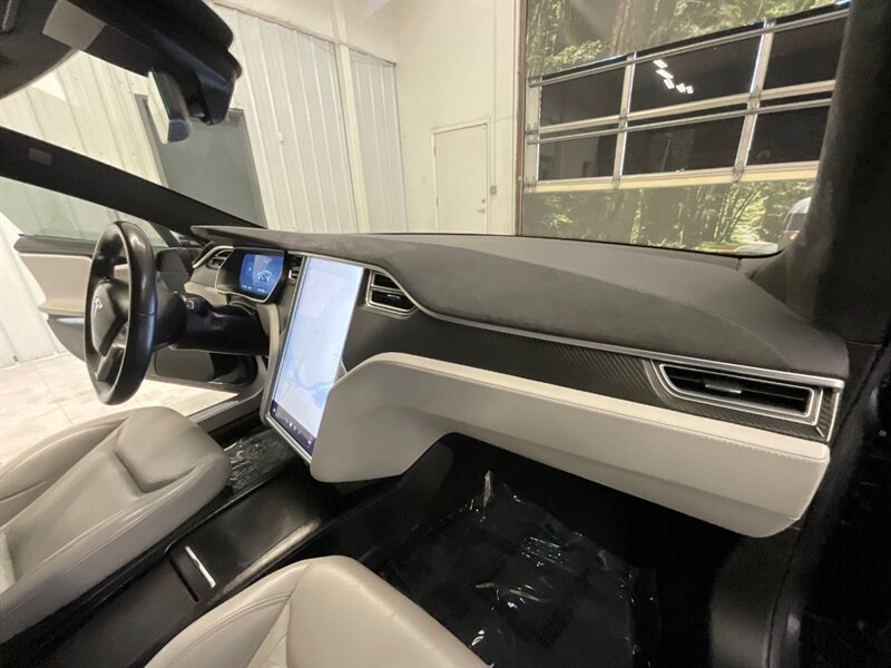 2016 Tesla Model S 90D Sedan AWD / Pano Roof / Leather / AUTO PILOT  / Leather & Heated seats / Smart Suspension / Power Tail Gate / 79,000 MILES - Photo 18 - Gladstone, OR 97027