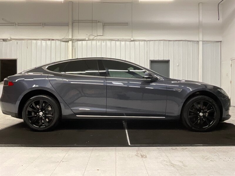 2016 Tesla Model S 90D Sedan AWD / Pano Roof / Leather / AUTO PILOT  / Leather & Heated seats / Smart Suspension / Power Tail Gate / 79,000 MILES - Photo 4 - Gladstone, OR 97027