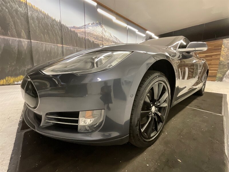 2016 Tesla Model S 90D Sedan AWD / Pano Roof / Leather / AUTO PILOT  / Leather & Heated seats / Smart Suspension / Power Tail Gate / 79,000 MILES - Photo 9 - Gladstone, OR 97027