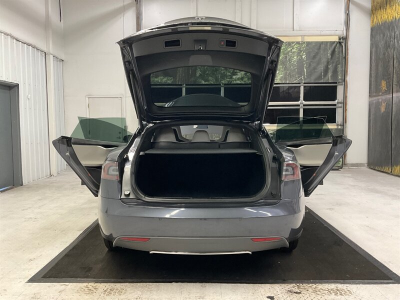 2016 Tesla Model S 90D Sedan AWD / Pano Roof / Leather / AUTO PILOT  / Leather & Heated seats / Smart Suspension / Power Tail Gate / 79,000 MILES - Photo 32 - Gladstone, OR 97027