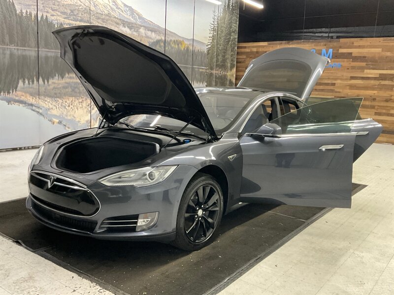 2016 Tesla Model S 90D Sedan AWD / Pano Roof / Leather / AUTO PILOT  / Leather & Heated seats / Smart Suspension / Power Tail Gate / 79,000 MILES - Photo 28 - Gladstone, OR 97027