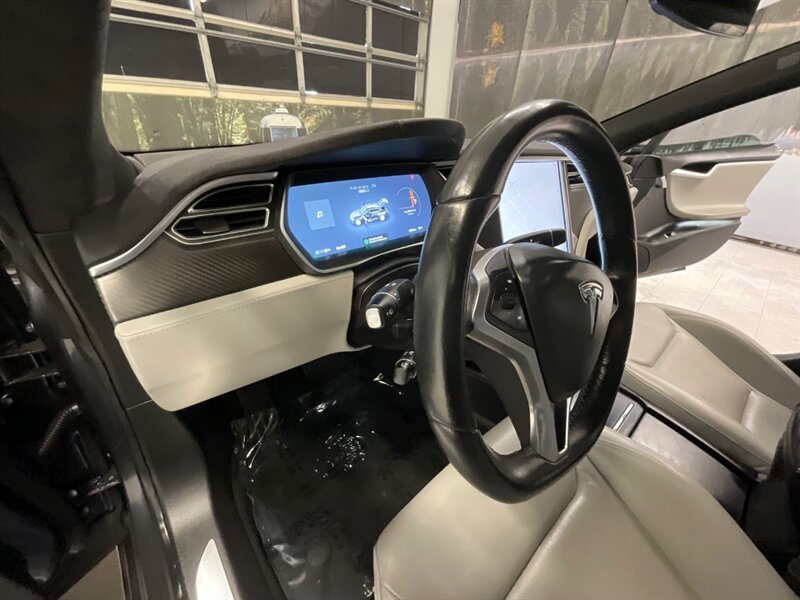 2016 Tesla Model S 90D Sedan AWD / Pano Roof / Leather / AUTO PILOT  / Leather & Heated seats / Smart Suspension / Power Tail Gate / 79,000 MILES - Photo 38 - Gladstone, OR 97027