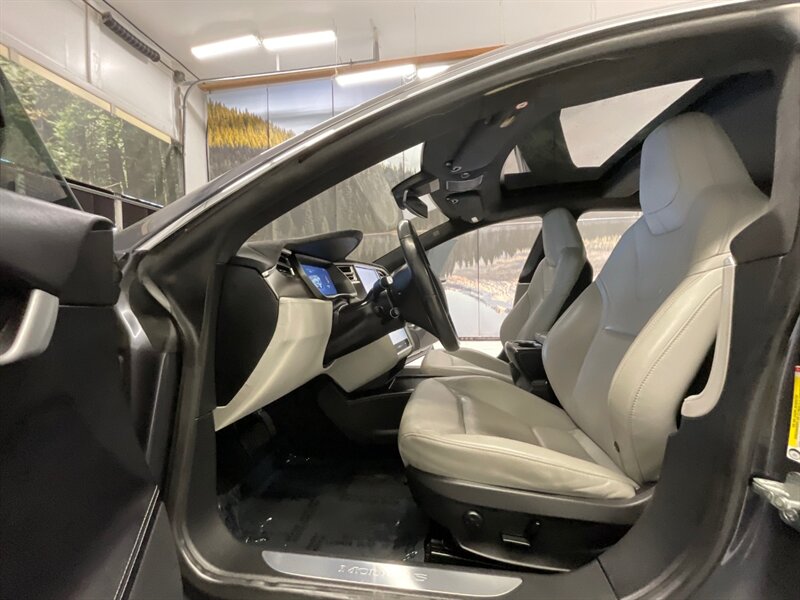 2016 Tesla Model S 90D Sedan AWD / Pano Roof / Leather / AUTO PILOT  / Leather & Heated seats / Smart Suspension / Power Tail Gate / 79,000 MILES - Photo 14 - Gladstone, OR 97027