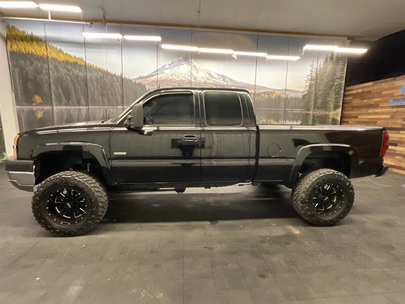 2004 Chevrolet Silverado 2500 LT 4dr Extended Cab 4X4 / 6.6L DIESEL / LIFTED  35 " NITTO MUD TIRES & 18 " MOTO WHEELS / Leather / RUST FREE / SHARP & CLEAN !! - Photo 3 - Gladstone, OR 97027