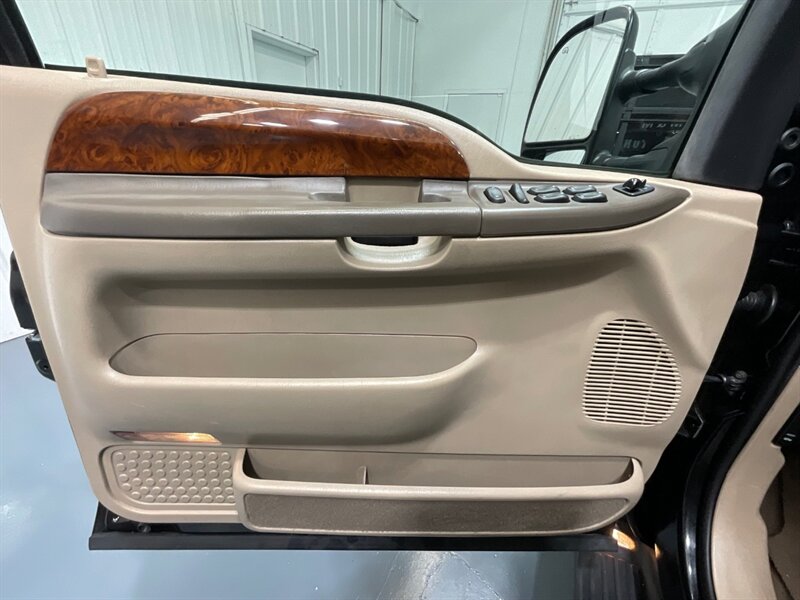 2001 Ford Excursion Limited 4X4 / 7.3L DIESEL / Leather Heated Seats  / ZERO RUST / NO MODIFICATION / Beautiful Condition - Photo 32 - Gladstone, OR 97027