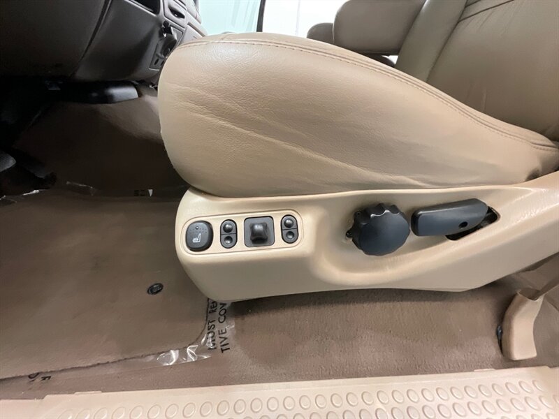 2001 Ford Excursion Limited 4X4 / 7.3L DIESEL / Leather Heated Seats  / ZERO RUST / NO MODIFICATION / Beautiful Condition - Photo 35 - Gladstone, OR 97027
