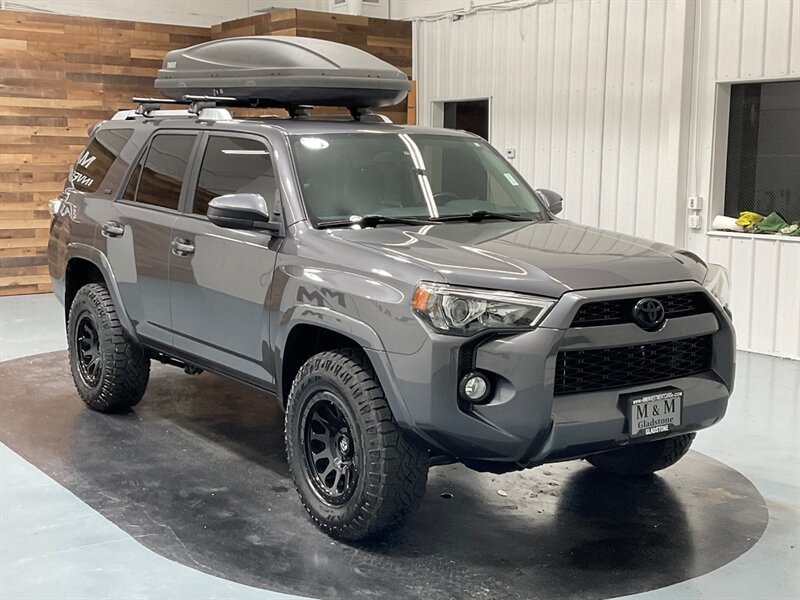 2017 Toyota 4Runner SR5 4X4 / V6 / 1-OWNER LOCAL / 82K MILES   - Photo 2 - Gladstone, OR 97027