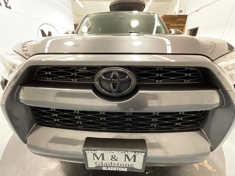 2017 Toyota 4Runner SR5 4X4 / V6 / 1-OWNER LOCAL / 82K MILES   - Photo 30 - Gladstone, OR 97027