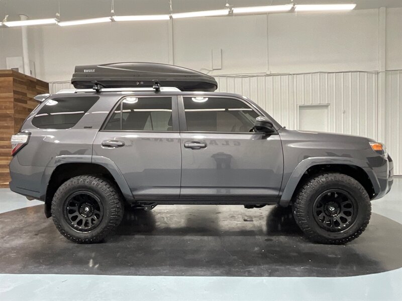 2017 Toyota 4Runner SR5 4X4 / V6 / 1-OWNER LOCAL / 82K MILES   - Photo 4 - Gladstone, OR 97027