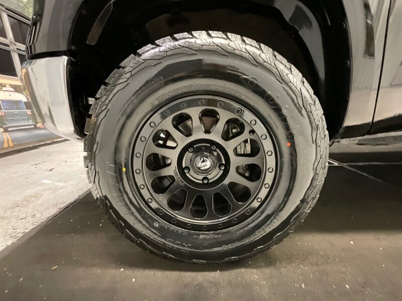 2016 Toyota Tundra SR5 4X4 / 4.6L V8 / 1-OWNER / NEW LIFT WHEELS TIRE  / 1-OWNER LOCAL TRUCK / RUST FREE / LIFTED w. NEW 35 " TIRES & 18 " FUEL WHEELS / ONLY 42,000 MILES - Photo 23 - Gladstone, OR 97027