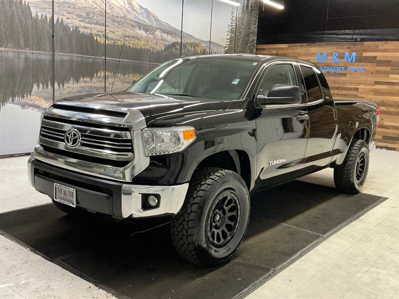 2016 Toyota Tundra SR5 4X4 / 4.6L V8 / 1-OWNER / NEW LIFT WHEELS TIRE  / 1-OWNER LOCAL TRUCK / RUST FREE / LIFTED w. NEW 35 " TIRES & 18 " FUEL WHEELS / ONLY 42,000 MILES - Photo 25 - Gladstone, OR 97027