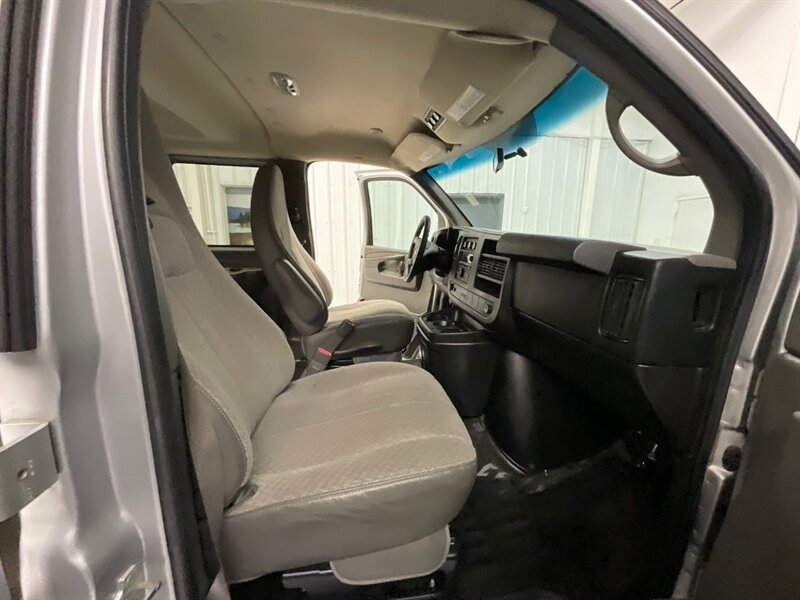 2011 Chevrolet Express Passenger VAN LT 3500 / 6.0L V8 / 15-Passenger  / 1-OWNER LOCAL OREGON VAN / 1-TON / TOWING PKG / 105,000 MILES - Photo 15 - Gladstone, OR 97027