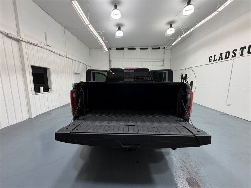 2024 GMC Sierra 2500HD AT4 4x4 CREW CAB / 6.6L DURAMAX / ONLY 17K MILES / LEATHER HEATING COOLING / FULLY LOADED - Photo 65 - Gladstone, OR 97027